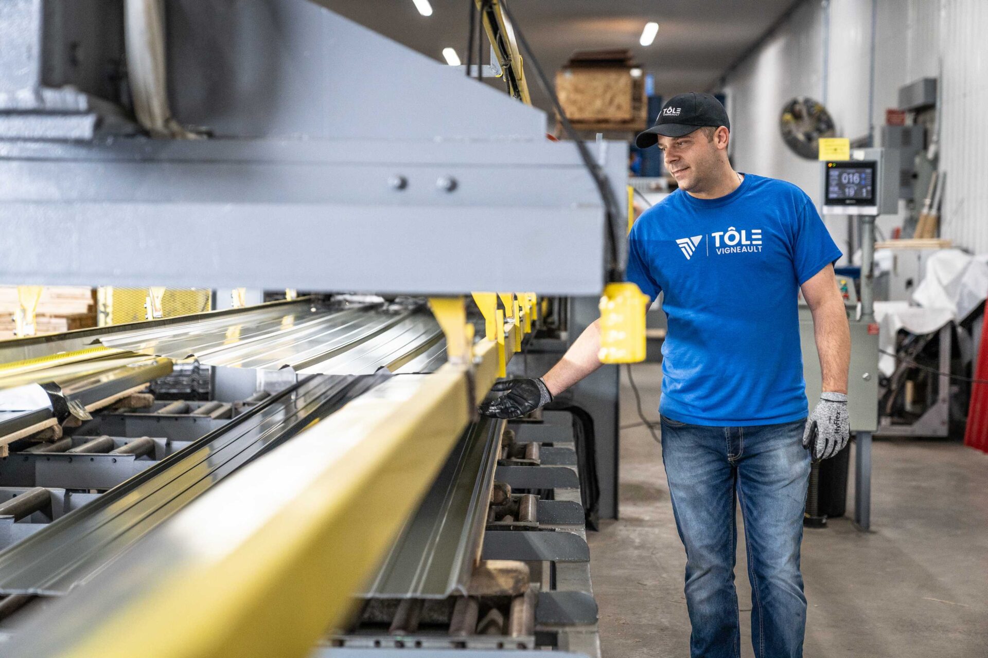 Employé d'usine chez Tôle Vigneault